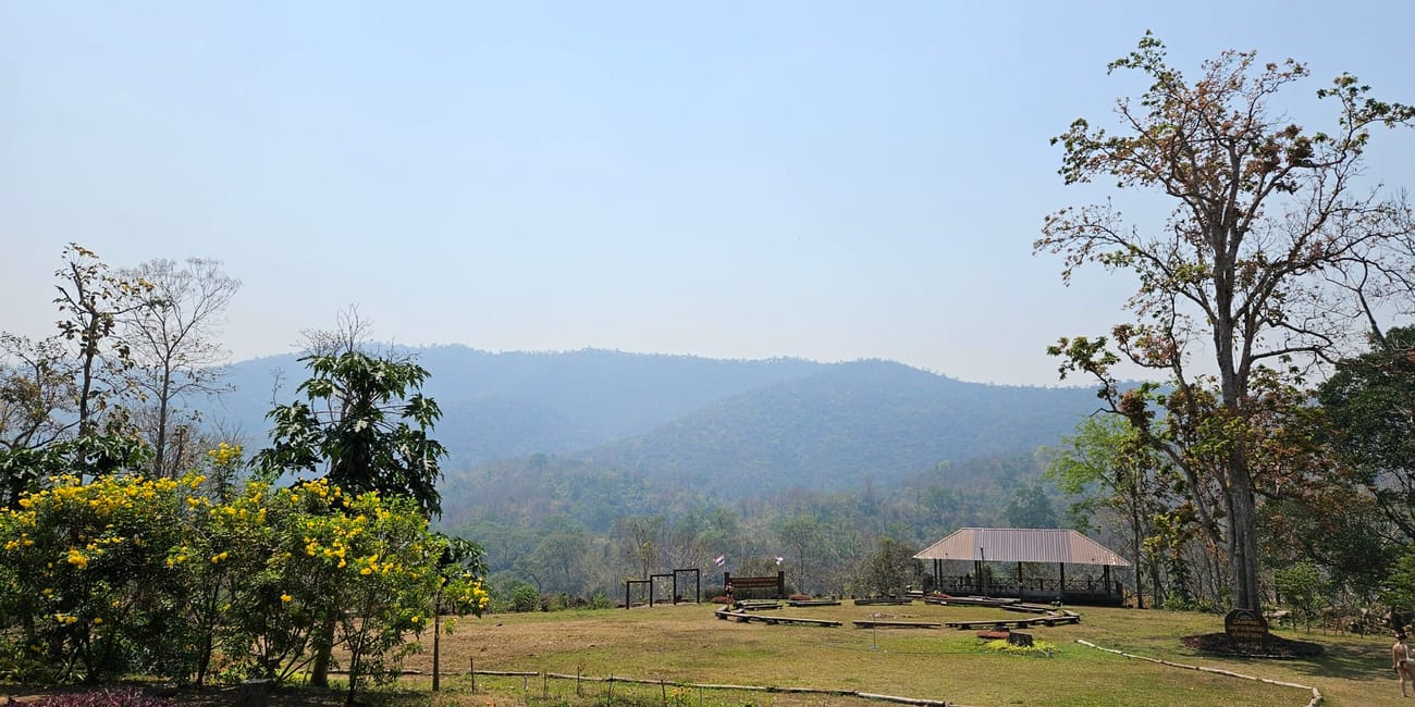 Widok na góry i polanę w chiang mai, tajlandia