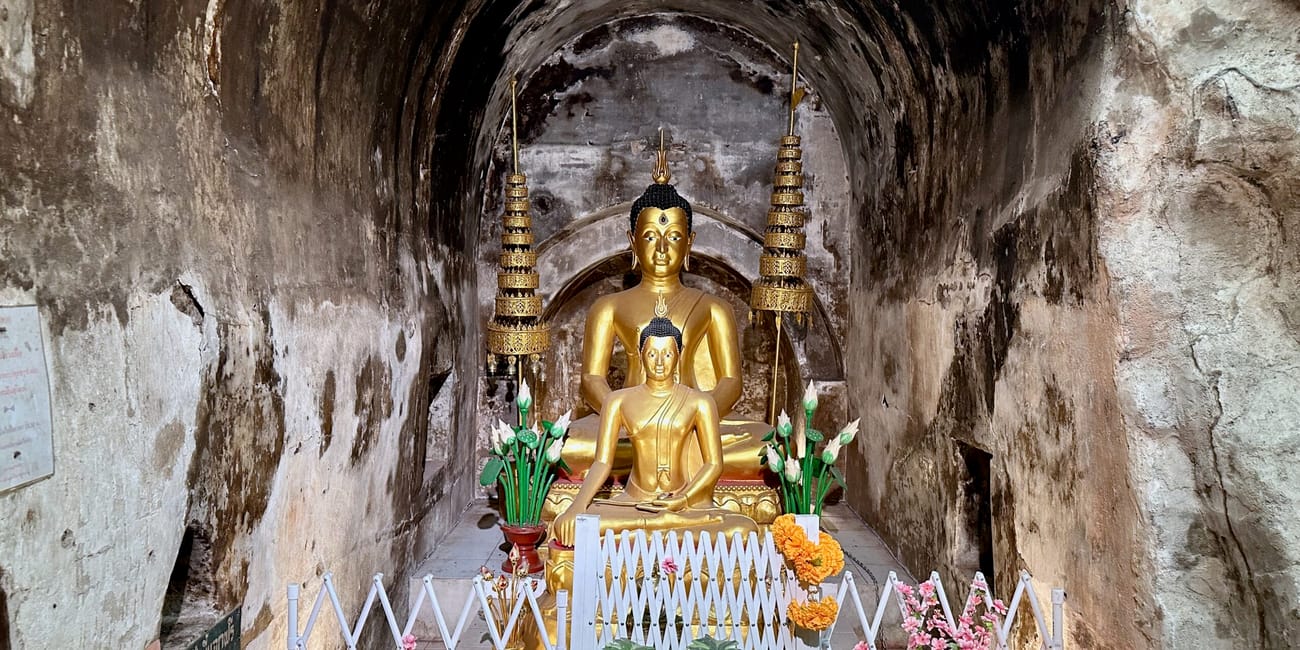 Posągi buddy w jaskini świątyni wat umong w chiang mai