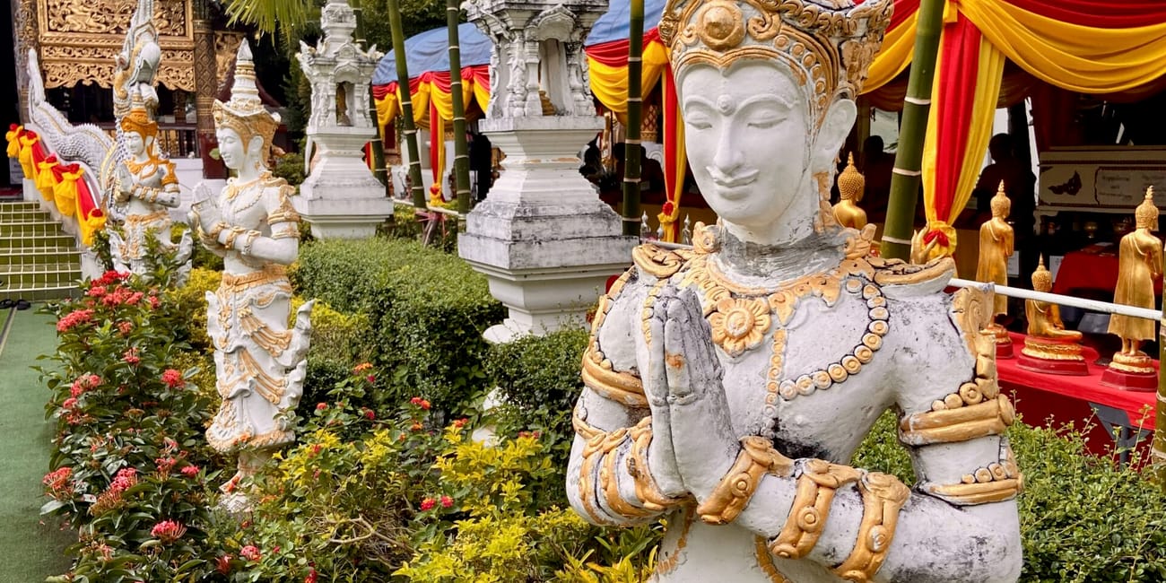 Wat tha mai w chiang mai z rzeźbami i kolorowymi dekoracjami świątynnymi.