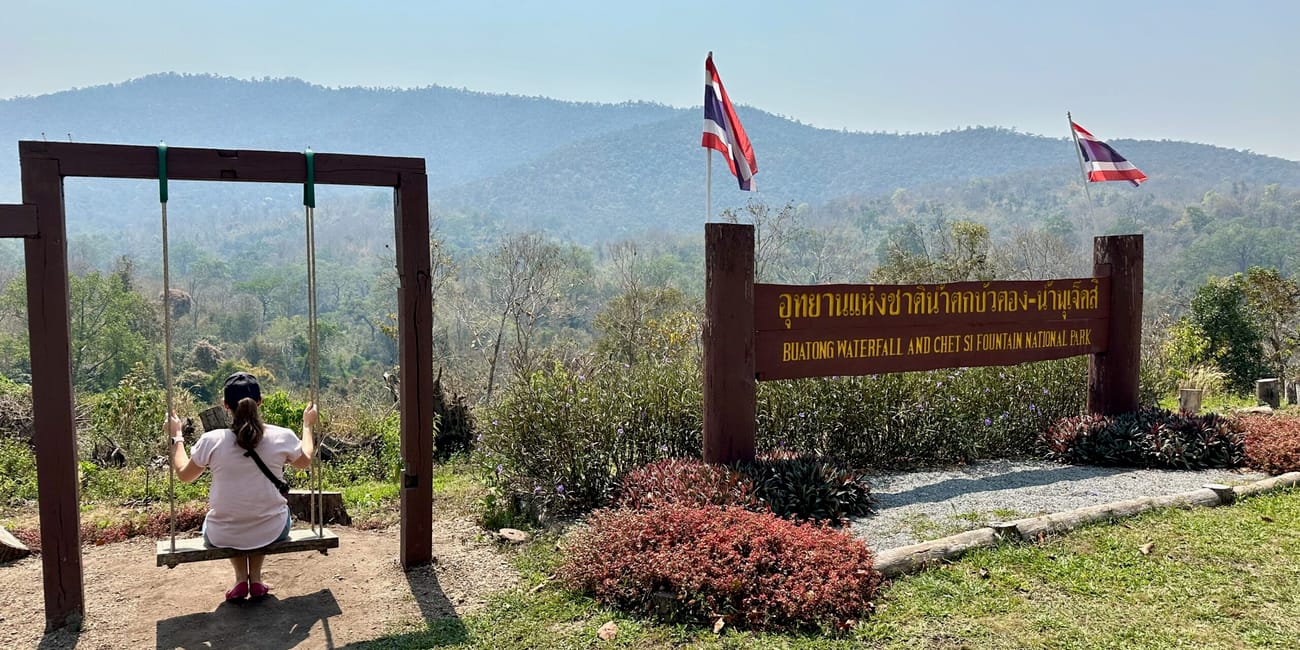 Huśtawka przy buatong waterfall i tablica w parku narodowym w chiang mai, thailandia
