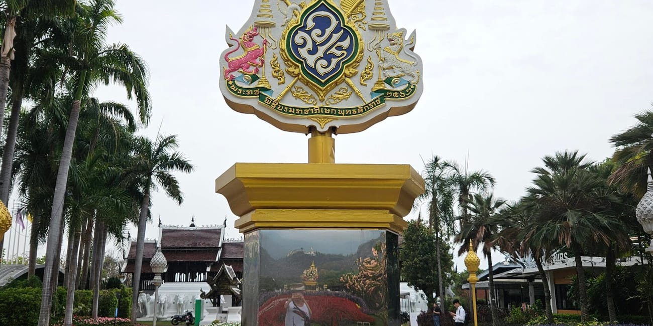 Pomnik z królewskim herbem w royal park rajapruek w chiang mai.