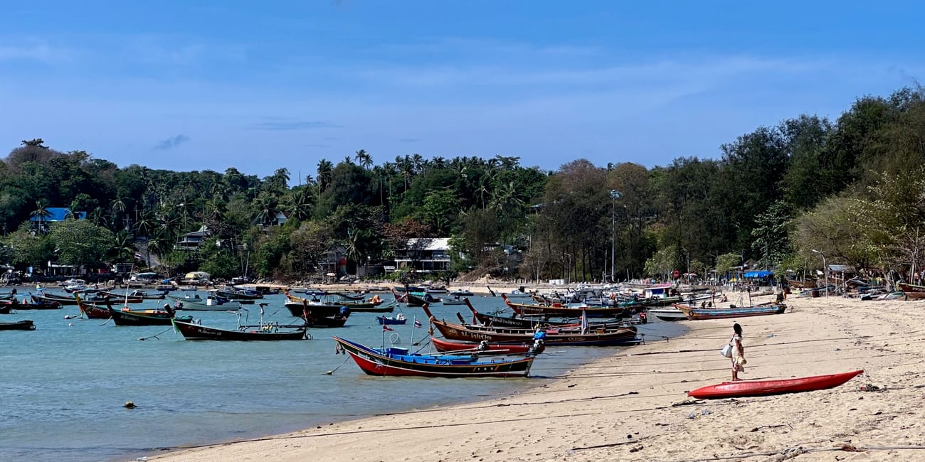 Plaża na phuket w tajlandii z łodziami rybackimi przy brzegu