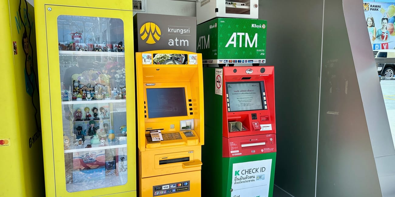 Bankomaty w phuket w tajlandii, w tym kolorowe maszyny do wypłaty gotówki.