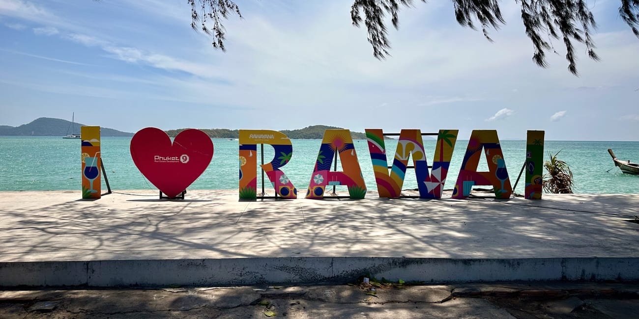 Napis „i ❤️ rawai” przy plaży w rawai na phuket, tajlandia