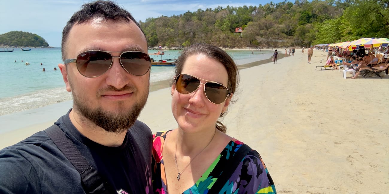 Para zakochanych na plaży w phuket, tajlandia