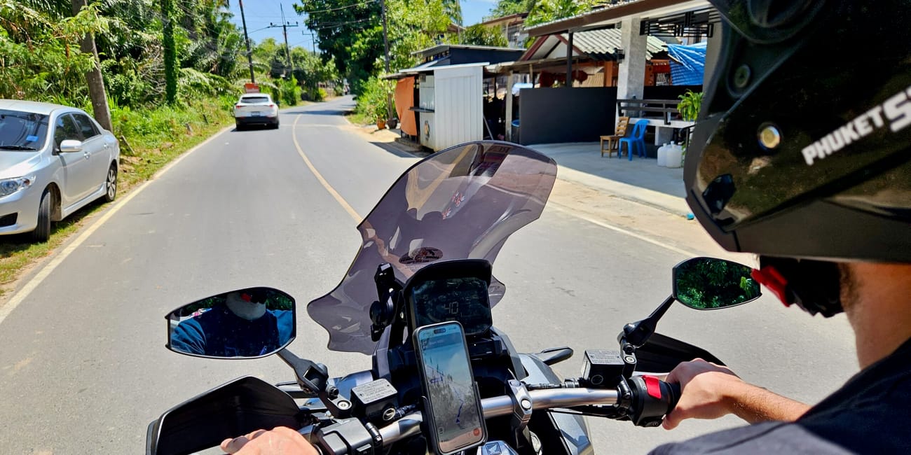 Jazda skuterem po drodze na phuket w tajlandii