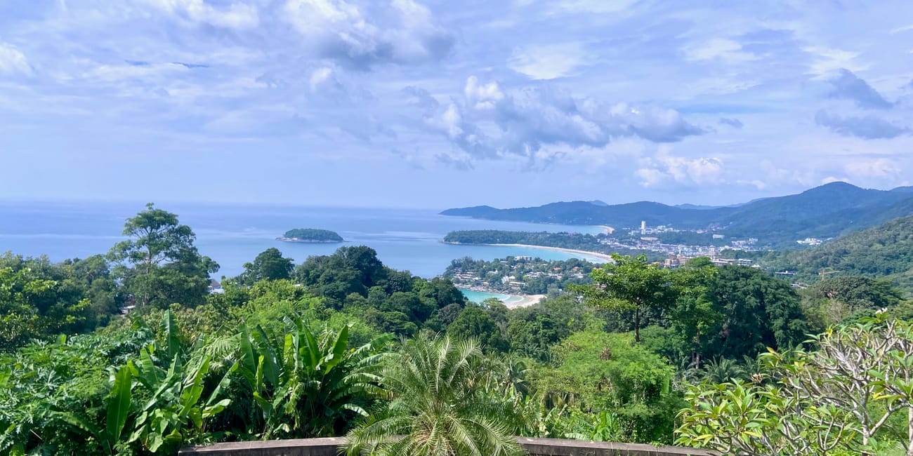 Phuket karon viewpoint z widokiem na zatokę, plaże i zielone wzgórza