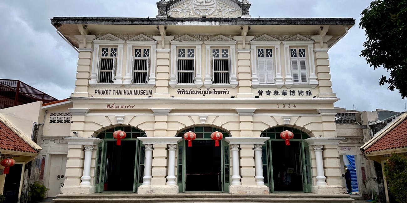 Fasada phuket thai hua museum w phuket z czerwonymi lampionami i napisem po tajsku oraz chińsku