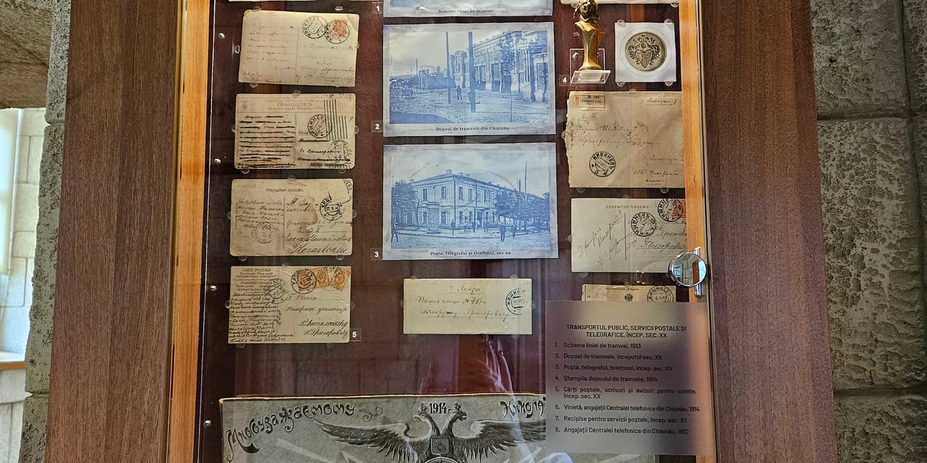 Gablotka z historycznymi eksponatami w muzeum historii miasta kiszyniów