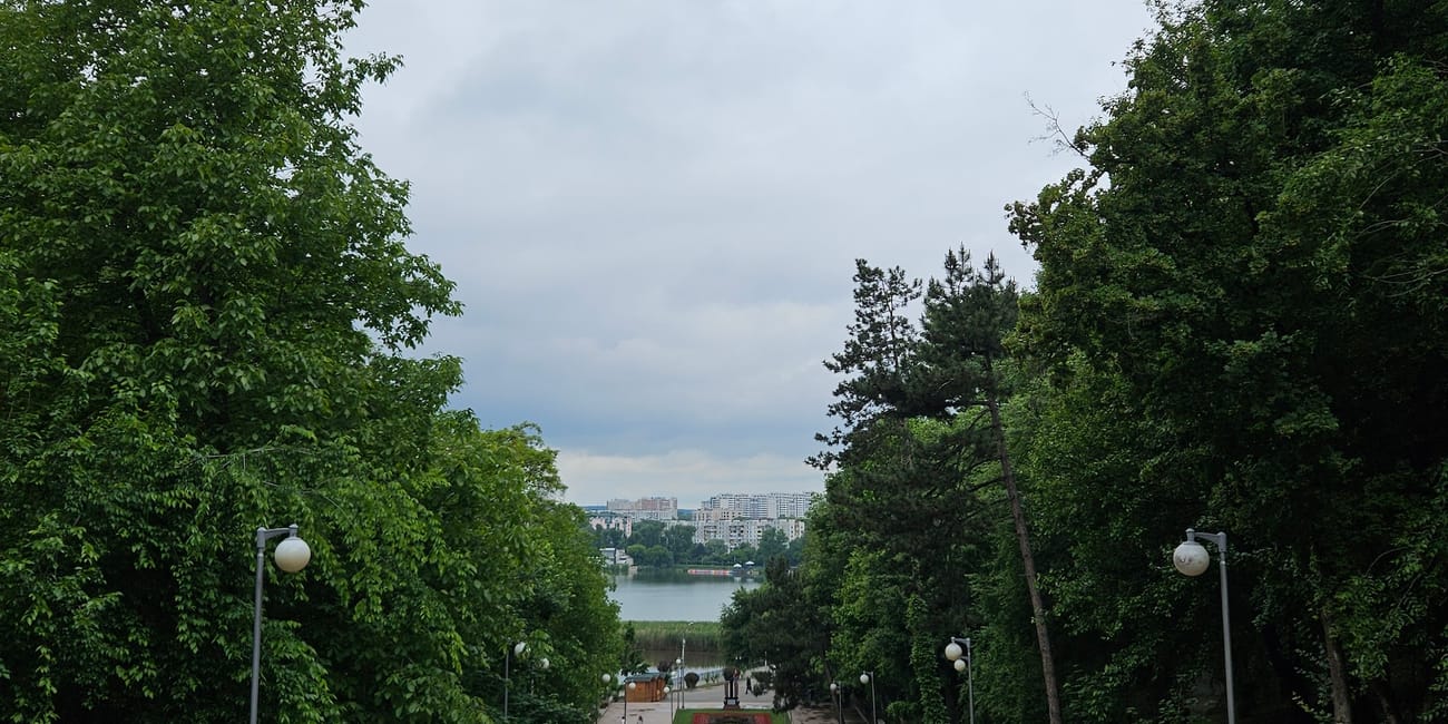 Park valea morilor w kiszyniowie z szerokimi schodami, drzewami i widokiem na jezioro.