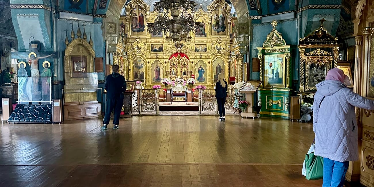 Wnętrze monasteru ciuflea w chișinău z bogatym, złotym ikonostasem i żyrandolami.
