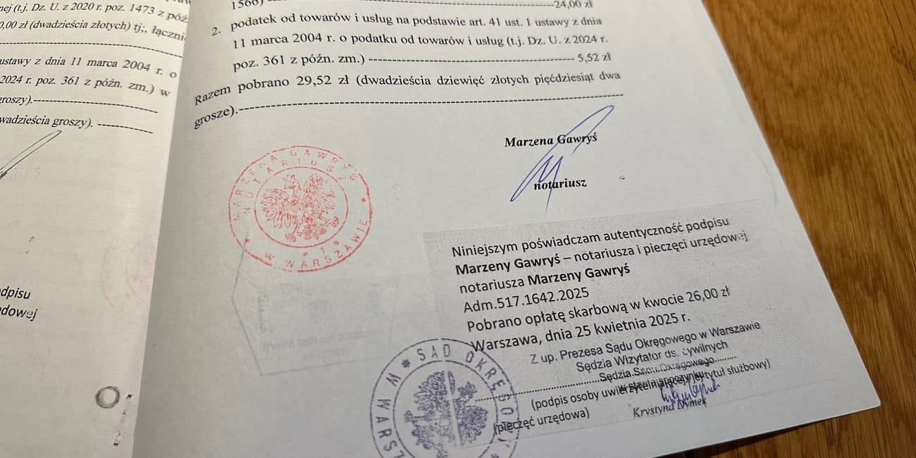 Polskie dokumenty notarialne z pieczęciami i podpisami na drewnianym stole