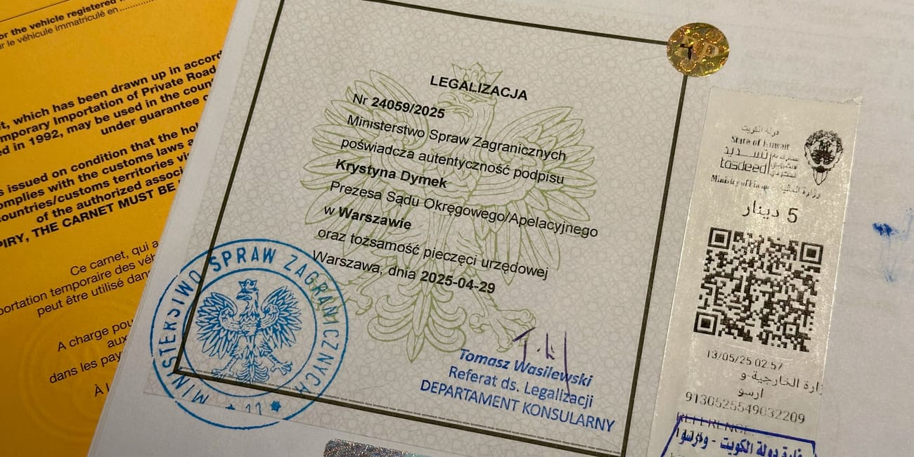 Dokumenty legalizacyjne pojazdu w iraku z pieczęciami i naklejkami urzędowymi