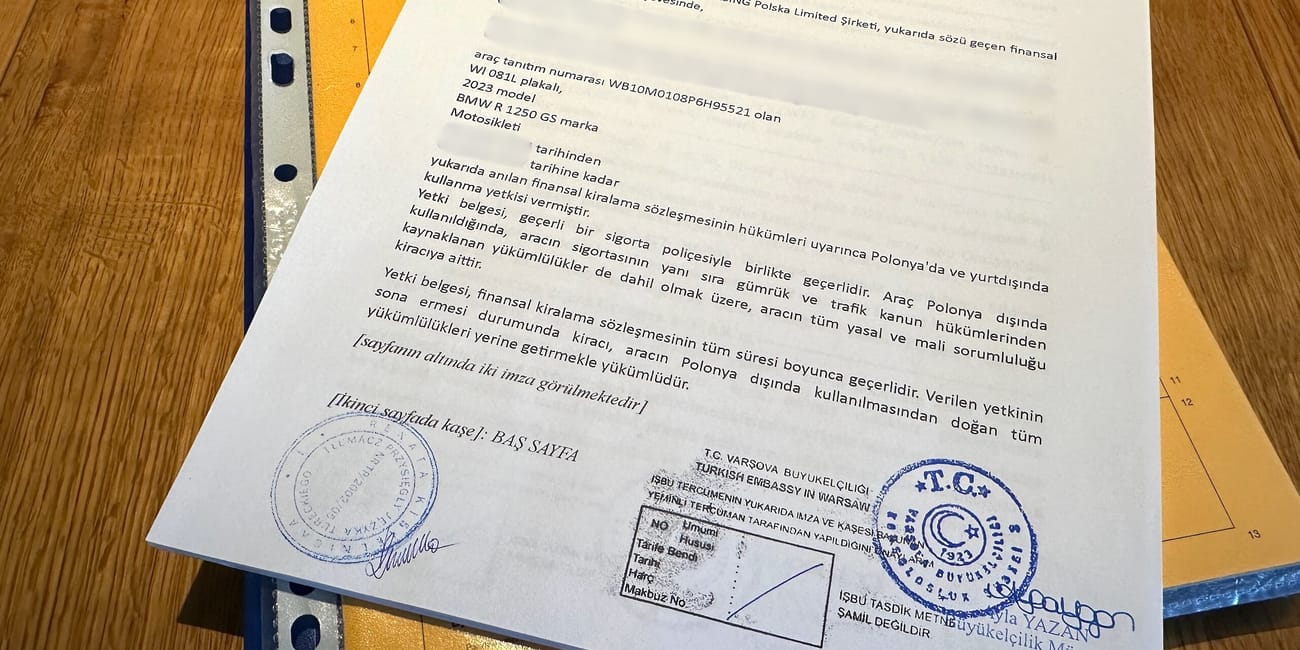 Dokumenty legalizacyjne pojazdu w turcji z pieczęciami i podpisami na biurku