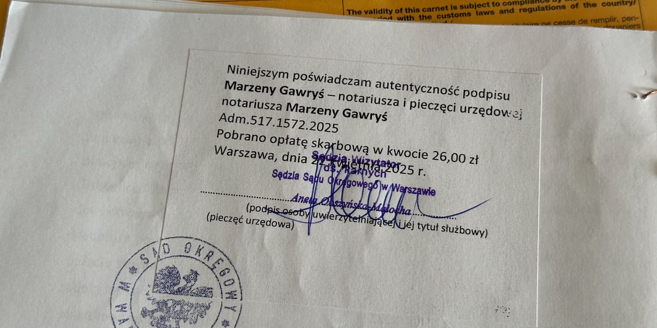 Dokumenty legalizacyjne pojazdu z pieczątką i podpisami, częściowo zasłaniające kartę cpd.