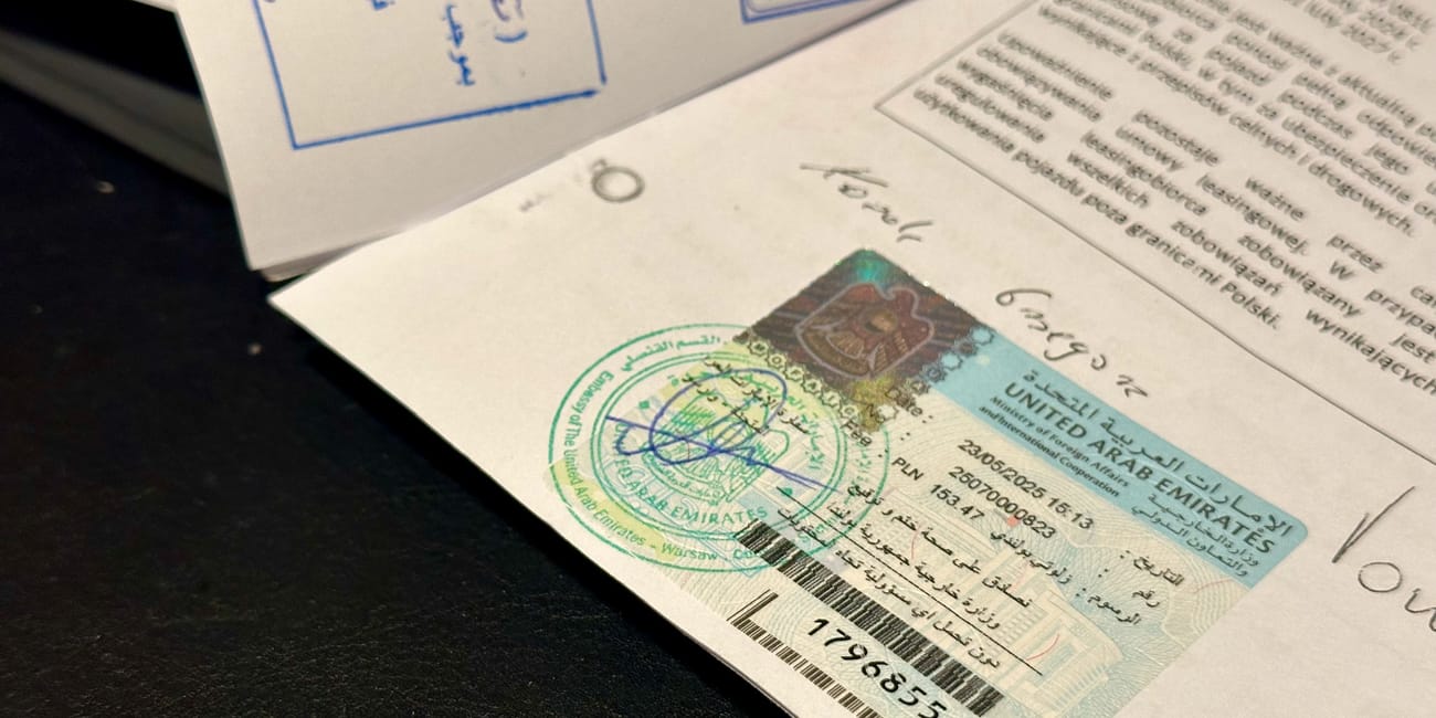 Wiza zjednoczonych emiratów arabskich z pieczęcią ambasady w warszawie na dokumentach