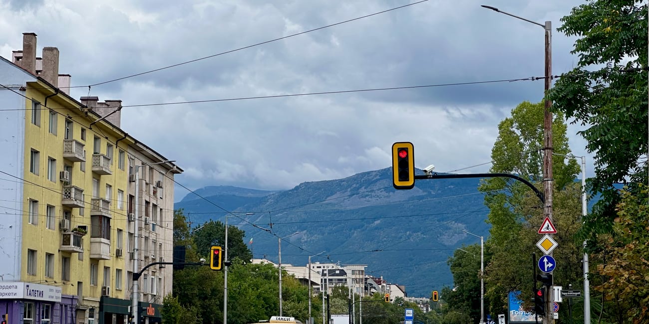 Ulica w road z korkiem, światłami i górami w tle