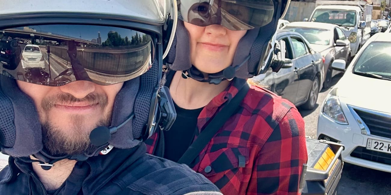 Para na motocyklu w hełmach i okularach, z bagażem podczas wyprawy w kurdystanie.