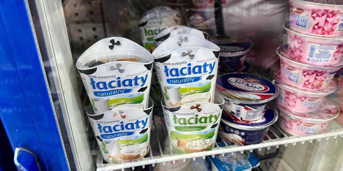 Lodówka w irackim sklepie spożywczym z kubkami serka i śmietany.