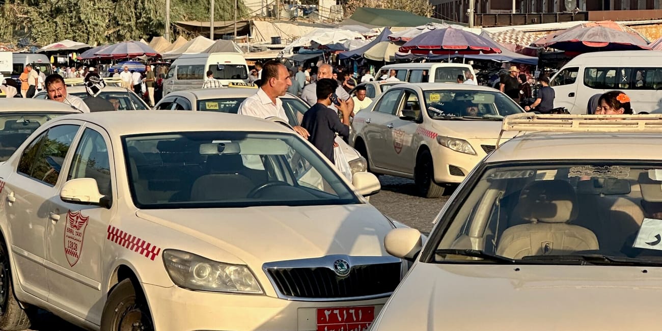 Widok na erbil z postoju taksówek i ruchem ulicznym w centrum miasta.