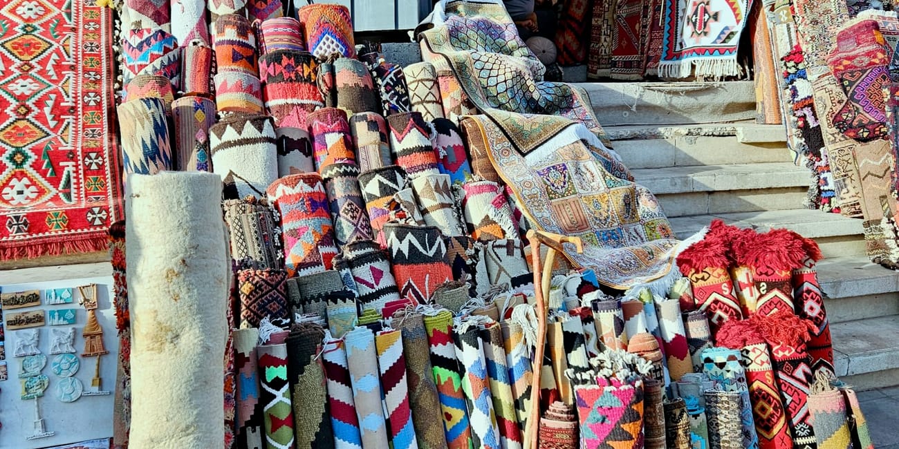 Bazaar qaysari w erbilu z kolorowymi dywanami i chodnikami na sprzedaż
