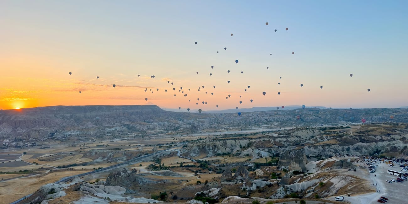 Balony nad göreme o wschodzie słońca w turcji