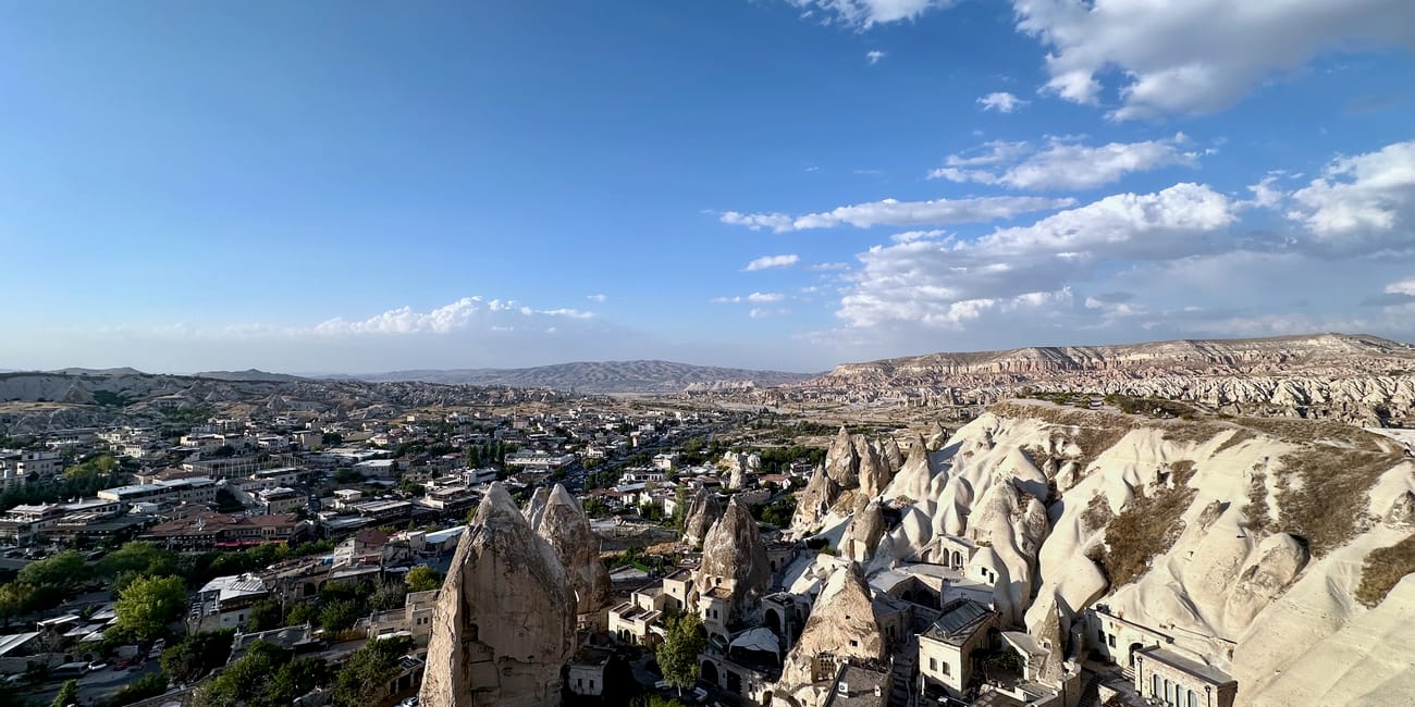 Punkt widokowy göreme z panoramą skalnego miasta i formacji tufowych pod błękitnym niebem