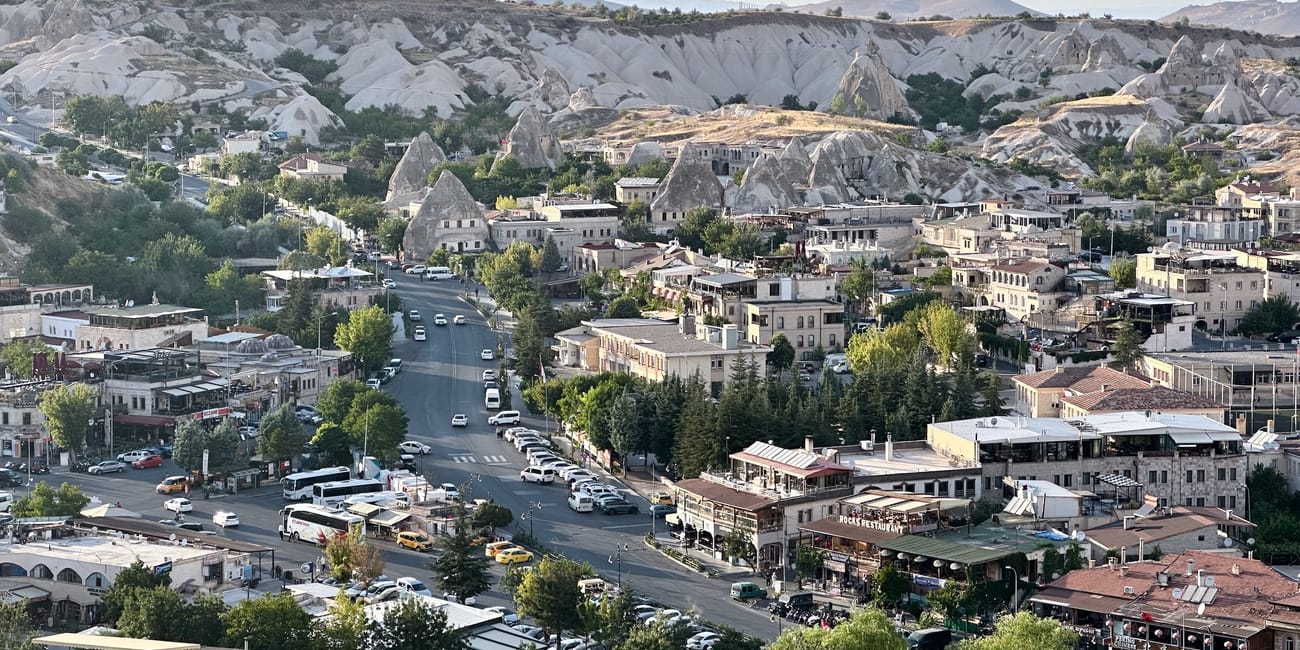 Goreme observation deck z panoramą göreme i skalnymi formacjami w tle