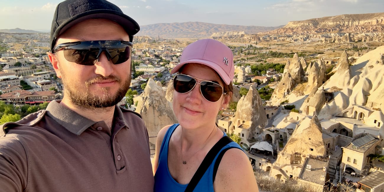 Selfie pary z widokiem na göreme w turcji i skalne formacje kapadocji
