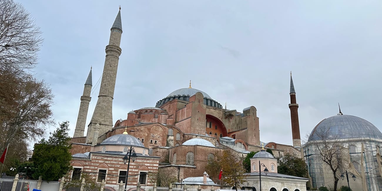 Hagia sophia w stambule z kopułami i minaretami, widziana od frontu