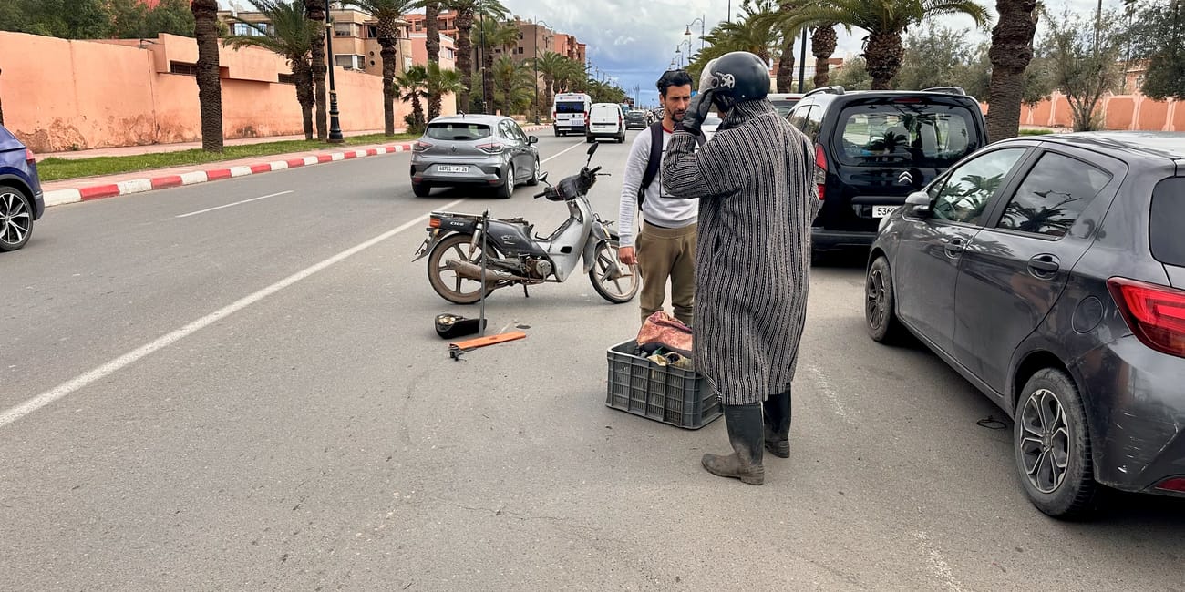 Wypadek drogowy z udziałem skutera w marrakeszu, z porzuconym jednośladem na ulicy