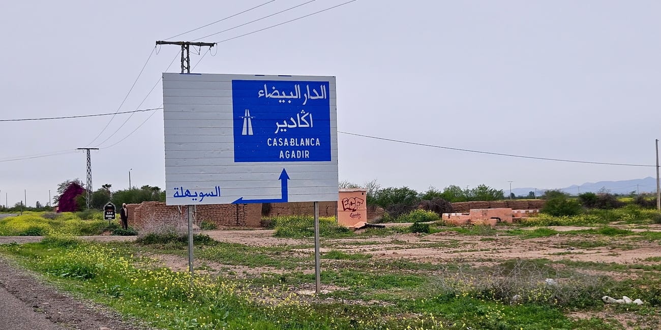 Drogowskaz w maroku wskazujący casablankę, agadir i sidi bou othmane, przy wiejskiej drodze