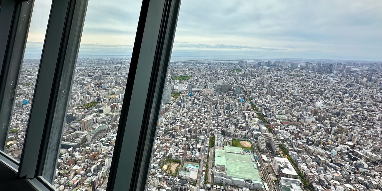 Widok z tokyo skytree na rozległą zabudowę tokio