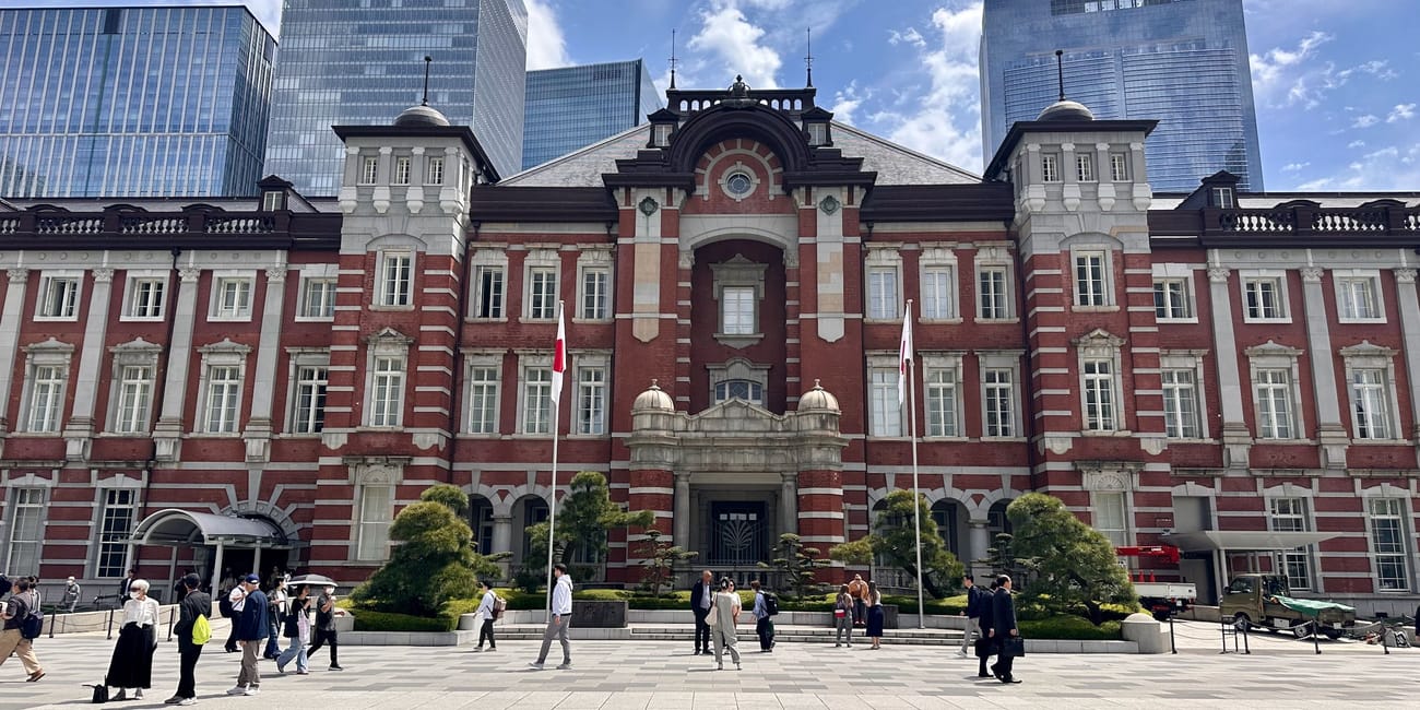 Dworzec tokio w stylu historycznym na tle nowoczesnych wieżowców w centrum tokio