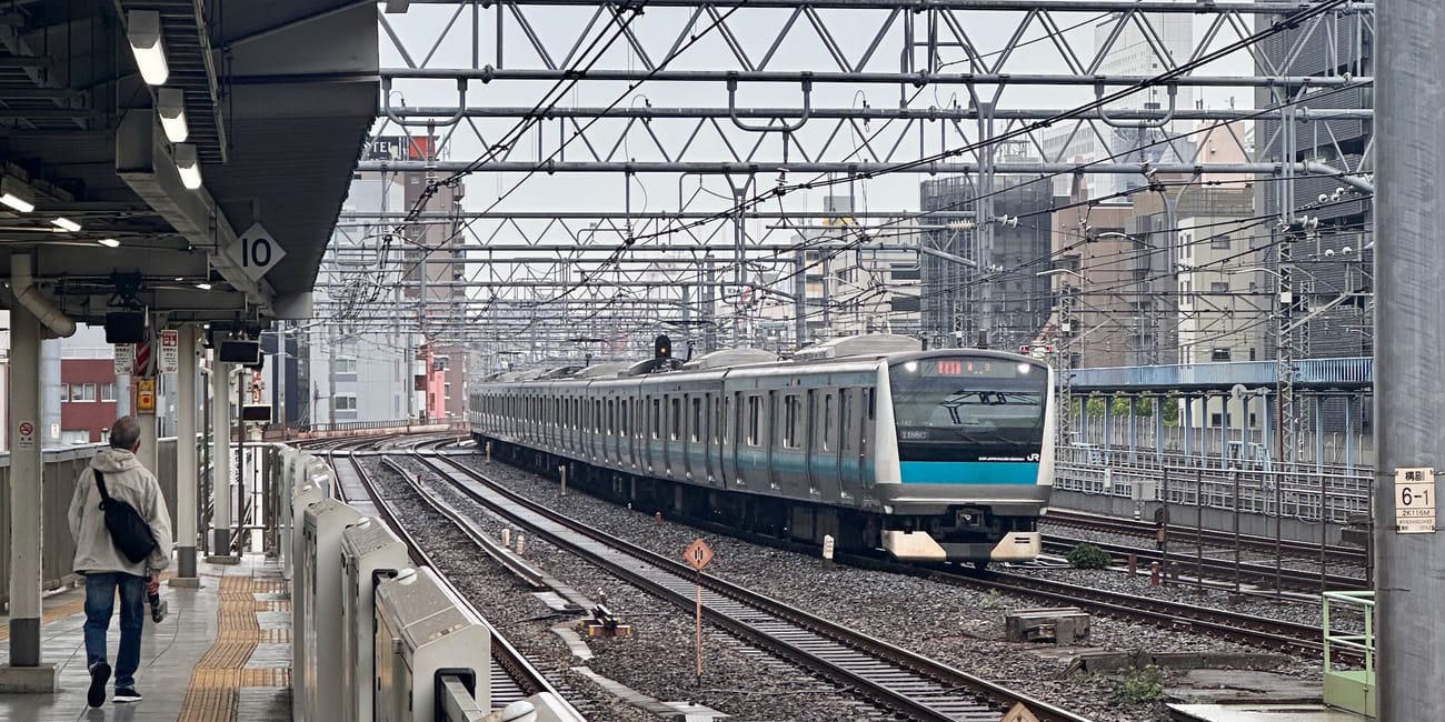 Metro jadące na stację w tokio, japonia