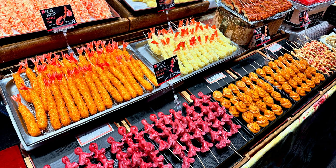 Jedzenie na markecie w kioto: różnorodne smażone i grillowane szaszłyki z owoców morza