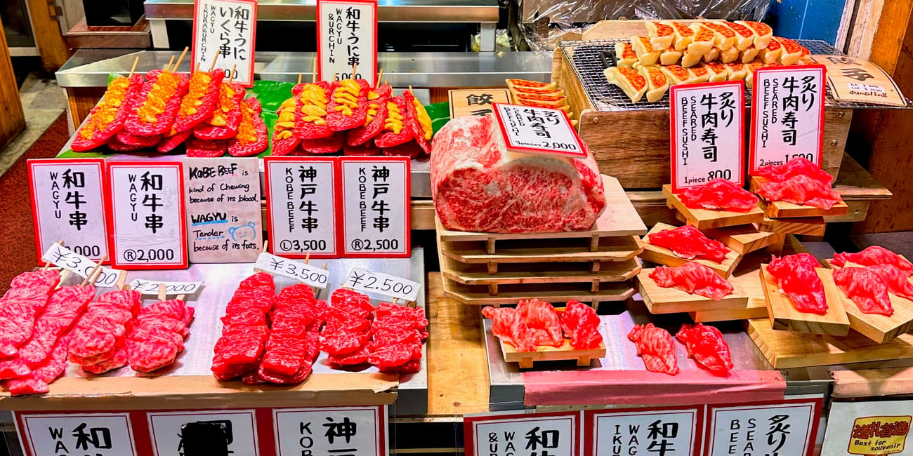 Stoisko z wołowiną kobe i sushi na markecie w kioto
