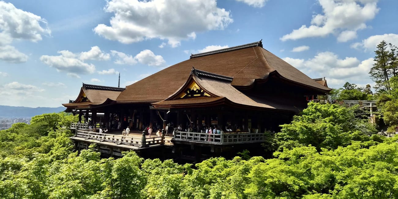 Świątynia kiyomizu-dera w kioto na tle nieba i zieleni