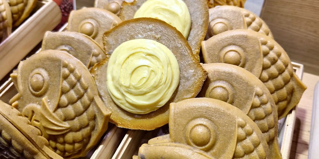 Ciastka taiyaki z kremem custard w nishiki market w kioto
