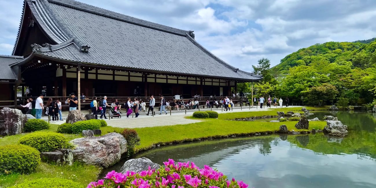 Tenryu-ji w kioto z ogrodem, stawem i zwiedzającymi przy świątynnym pawilonie