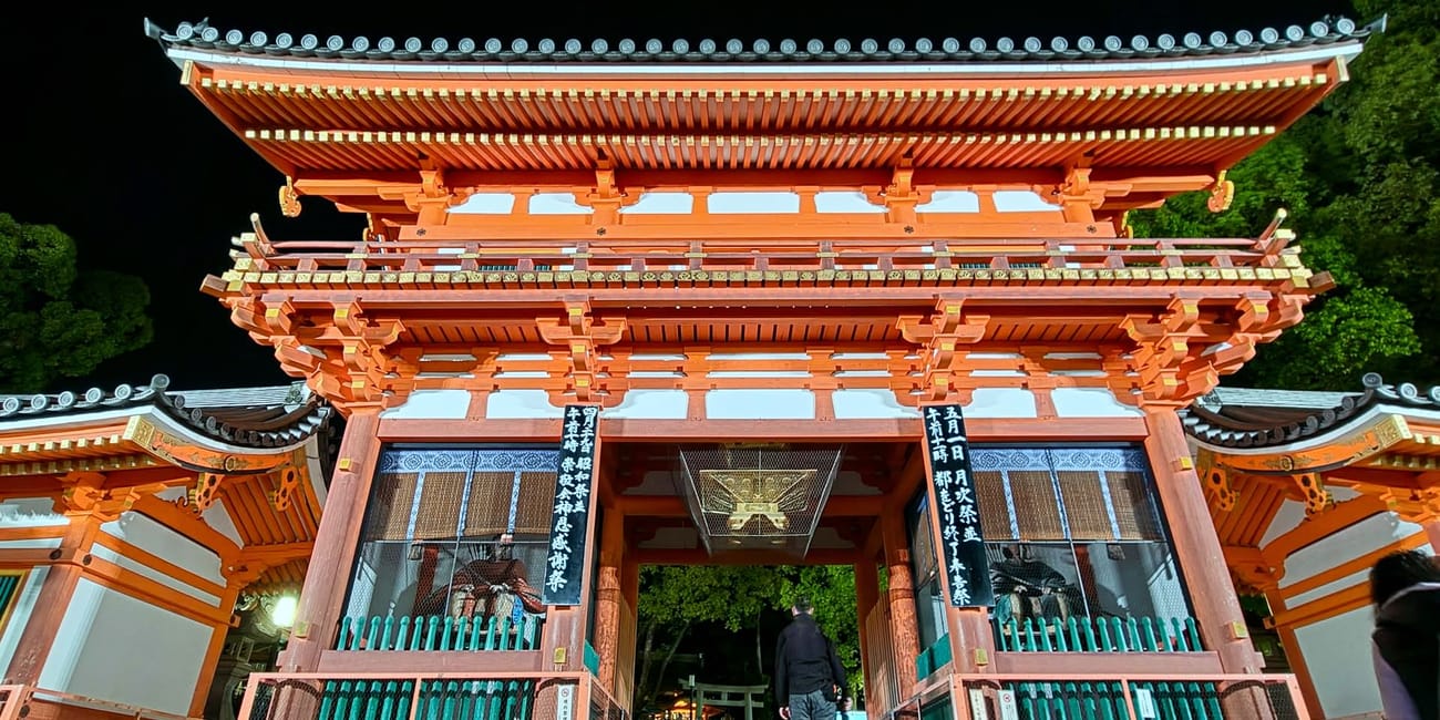 Brama świątyni yasaka shrine nocą w kioto, japonia