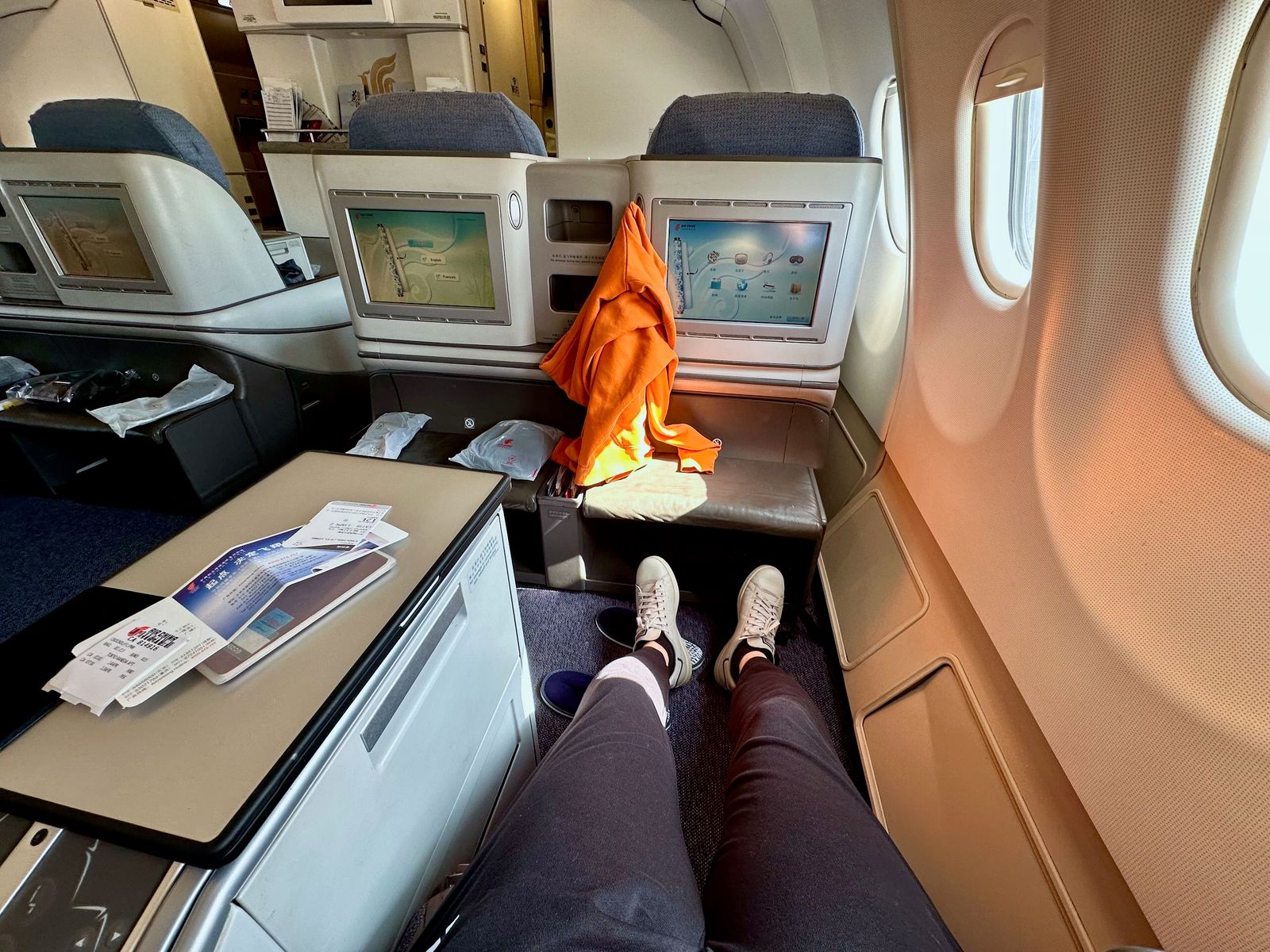 Kabina klasy biznes air china z rozłożonymi fotelami i widokiem z miejsca przy oknie