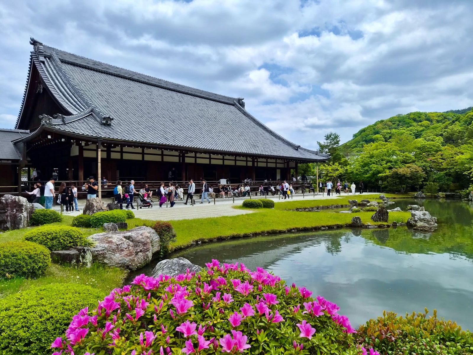 Tenryu-ji w kioto z ogrodem, stawem i zwiedzającymi przy świątynnym pawilonie