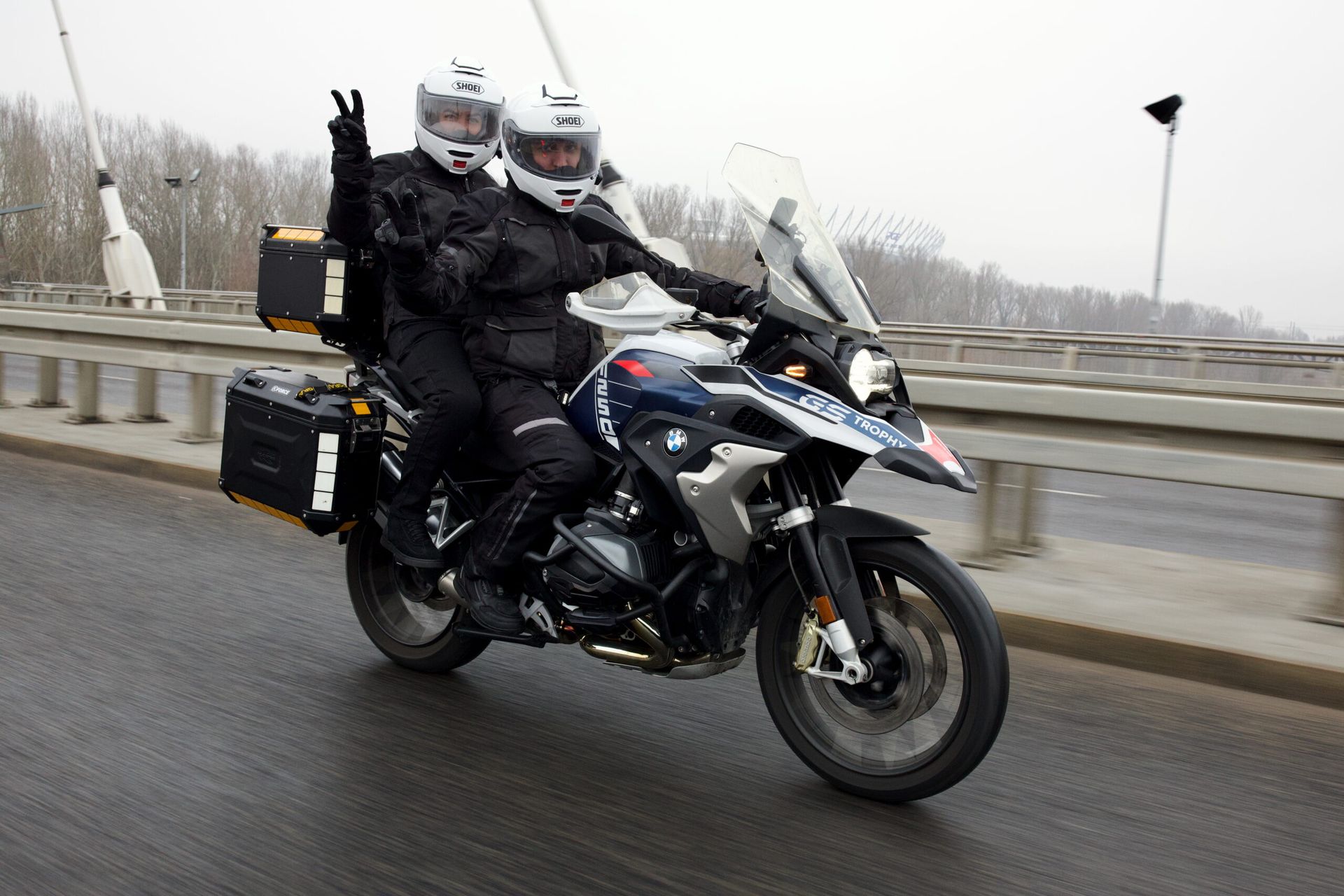 Jadzia i filip jadą motocyklem bmw gs na drodze.