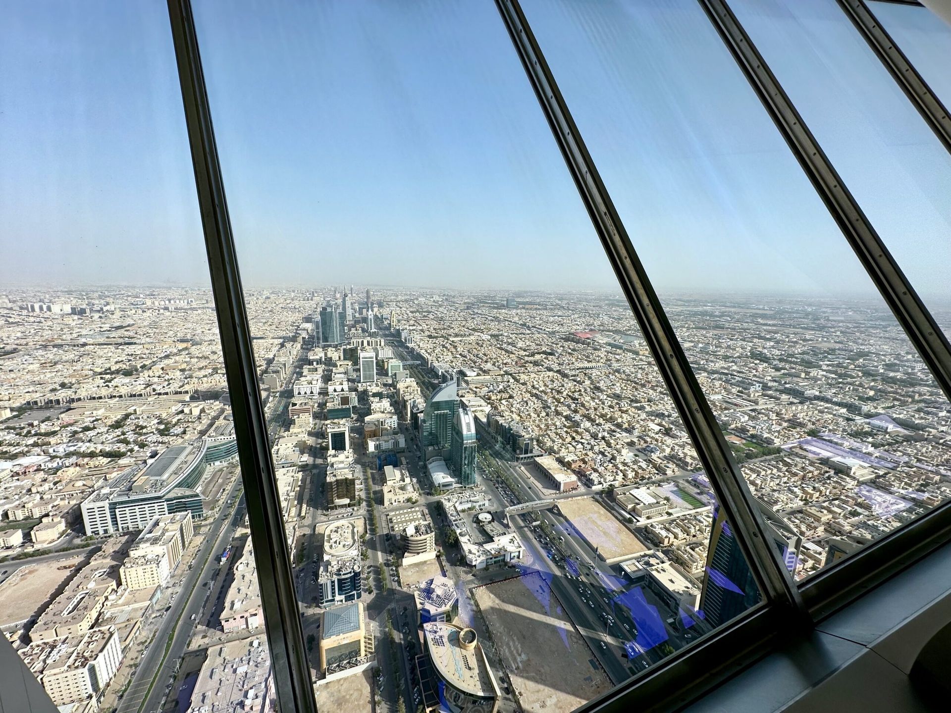 Widok na rijad z kingdom centre tower przez szklane okna