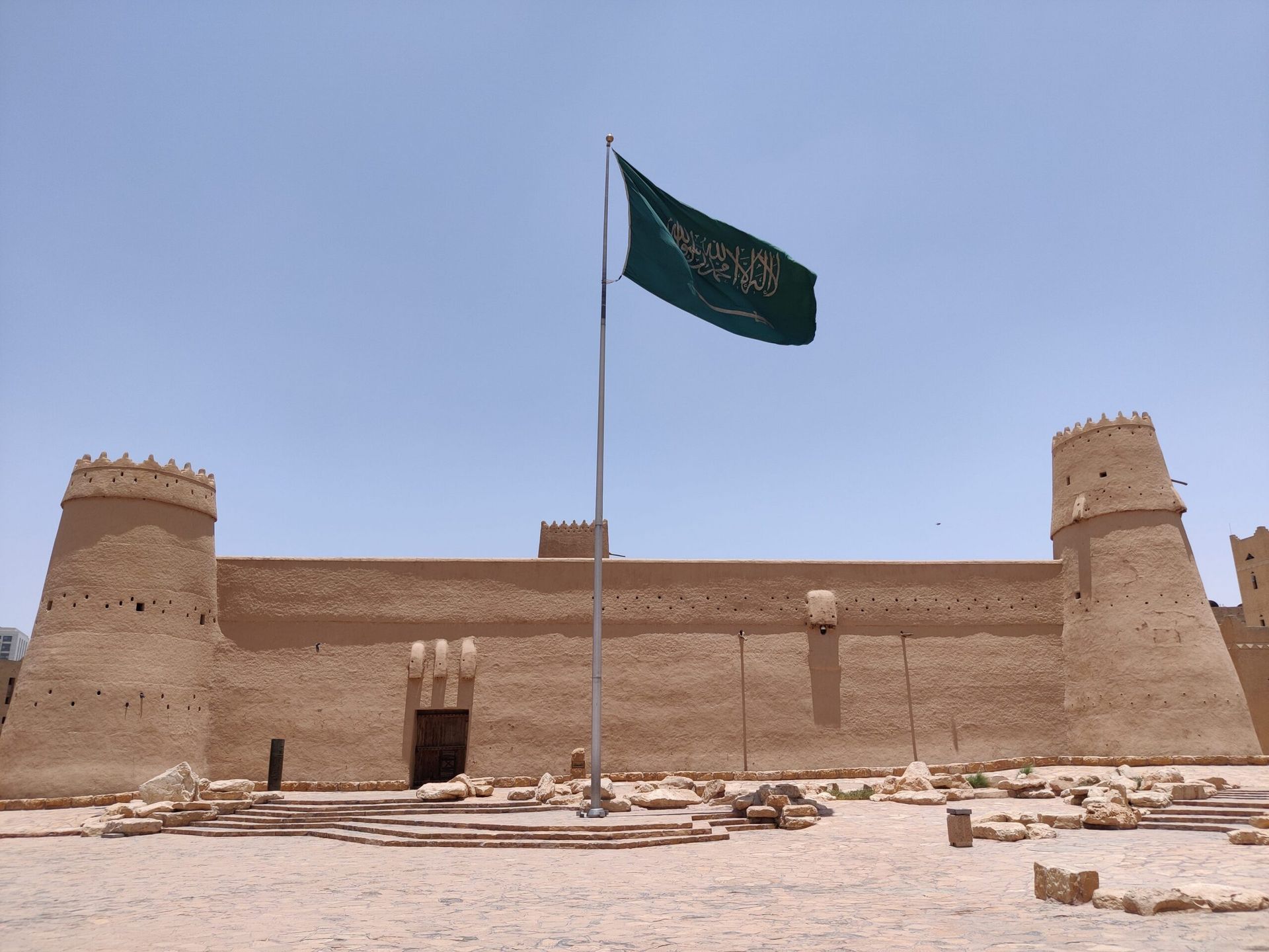 Fortece al masmak museum w rijadzie z flagą arabii saudyjskiej na maszcie
