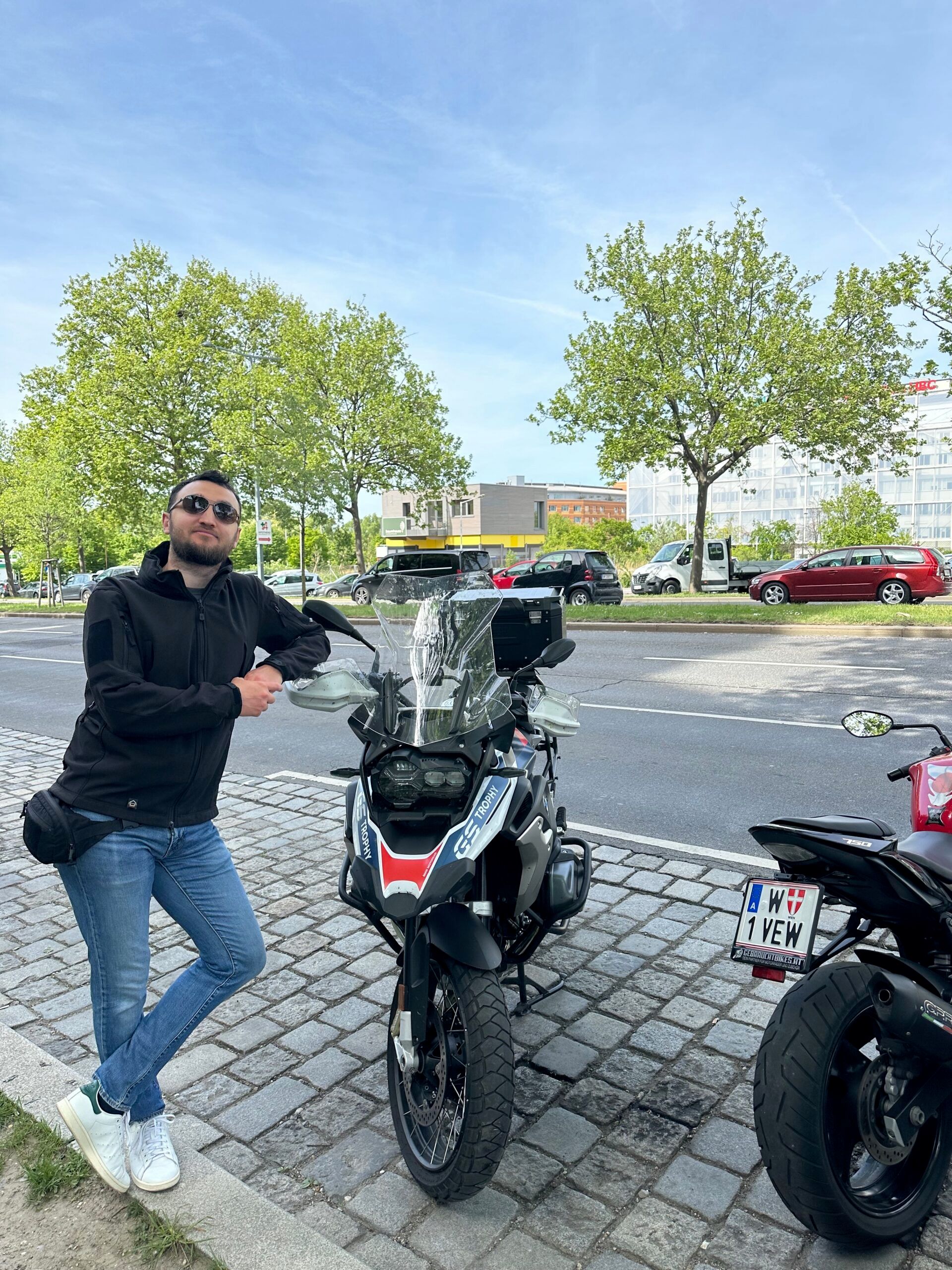 Mężczyzna opiera się o motocykl bmw w wiedniu.