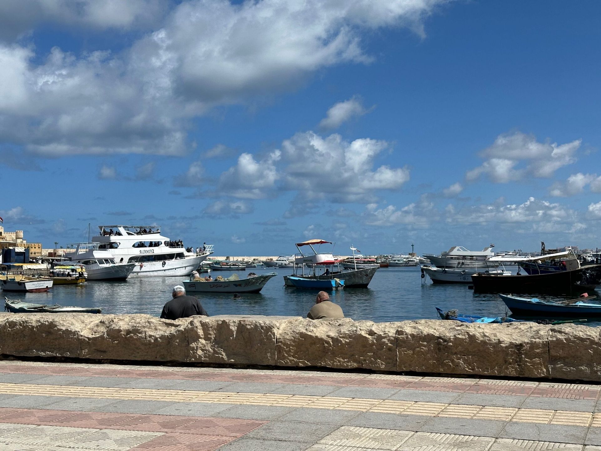 Port w aleksandrii w egipcie z łodziami i promenadą nad wodą