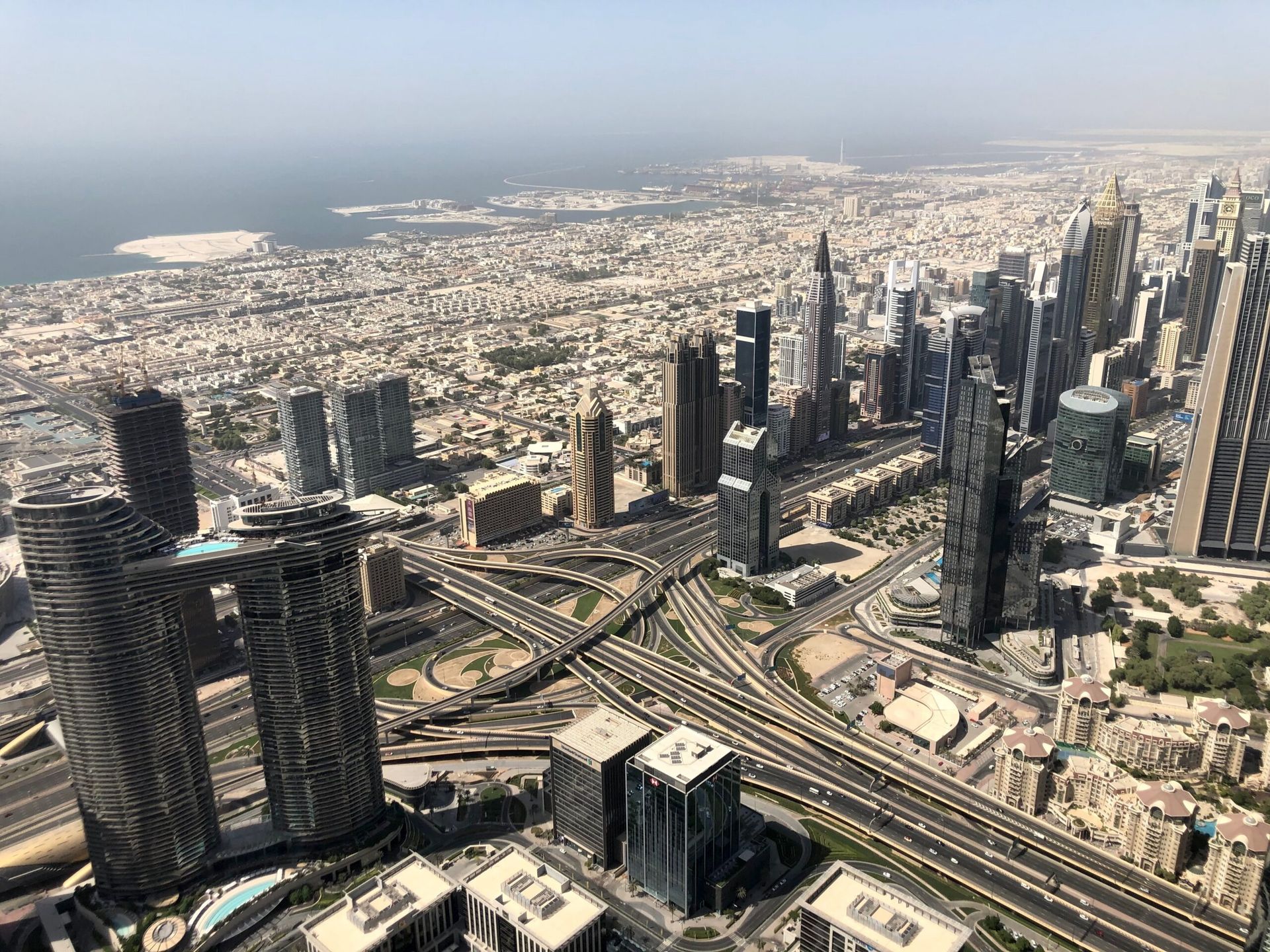 Panorama dubaju z wieżowcami, autostradami i wybrzeżem zatoki perskiej