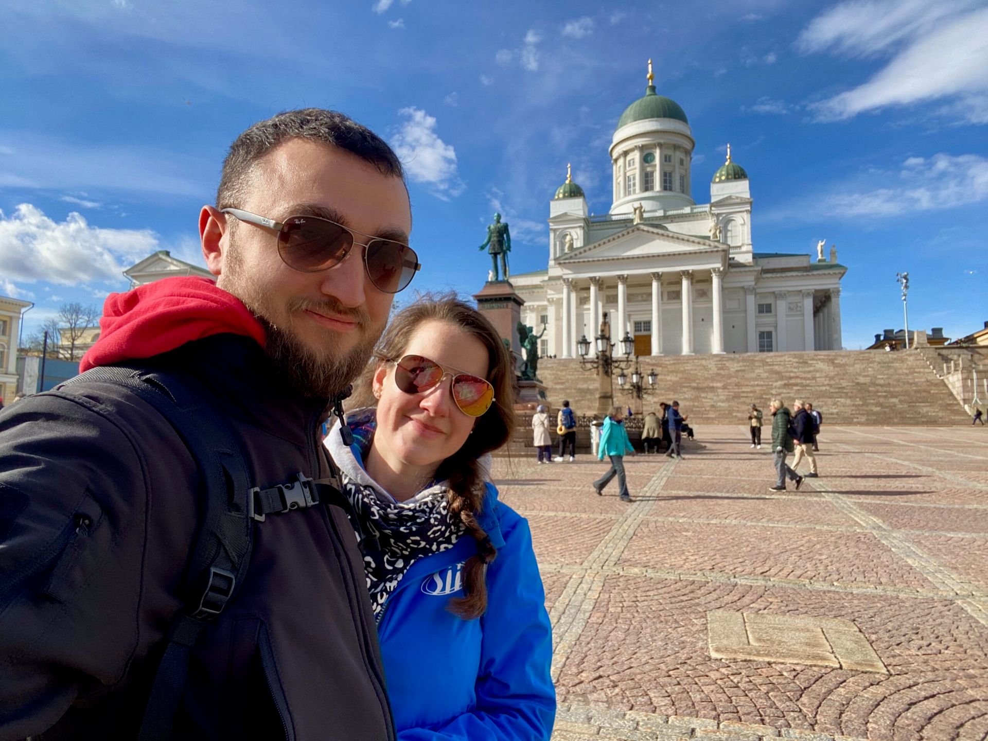 Para zakochanych przed katedrą helsińską na placu senackim w helsinkach